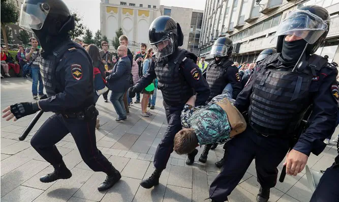 Порно полицейские девушки заставили заняться сексом мужчину